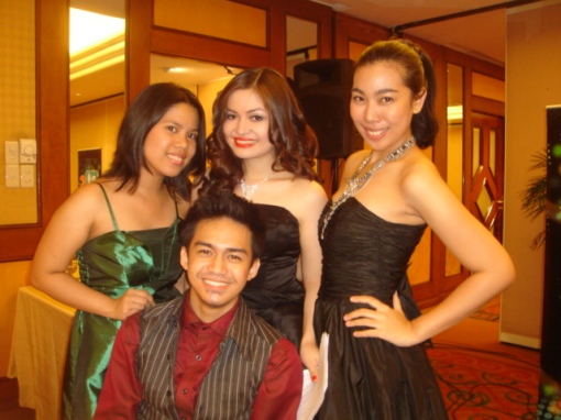 Lao, Vianne, Alex the gorgeous host, and moi :)
